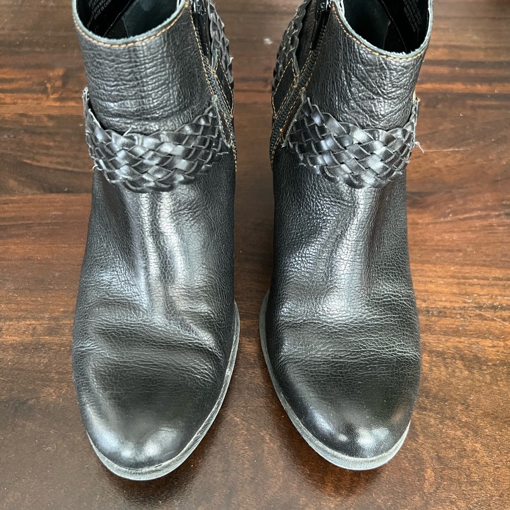 BOC ANKLE BOOTIE, leather, excellent used condition.